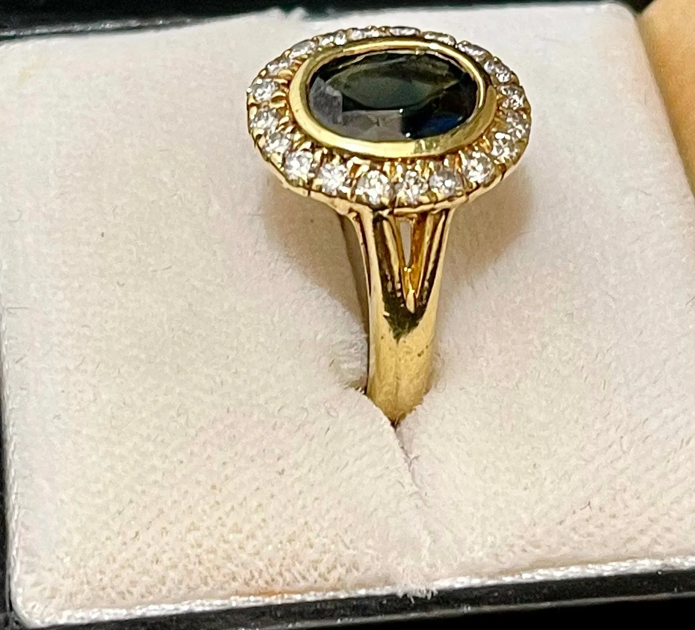 1920 Beautiful Designer Sapphire & Diamond Ring in 18K Yellow Gold - $30K APR Value w/CoA}