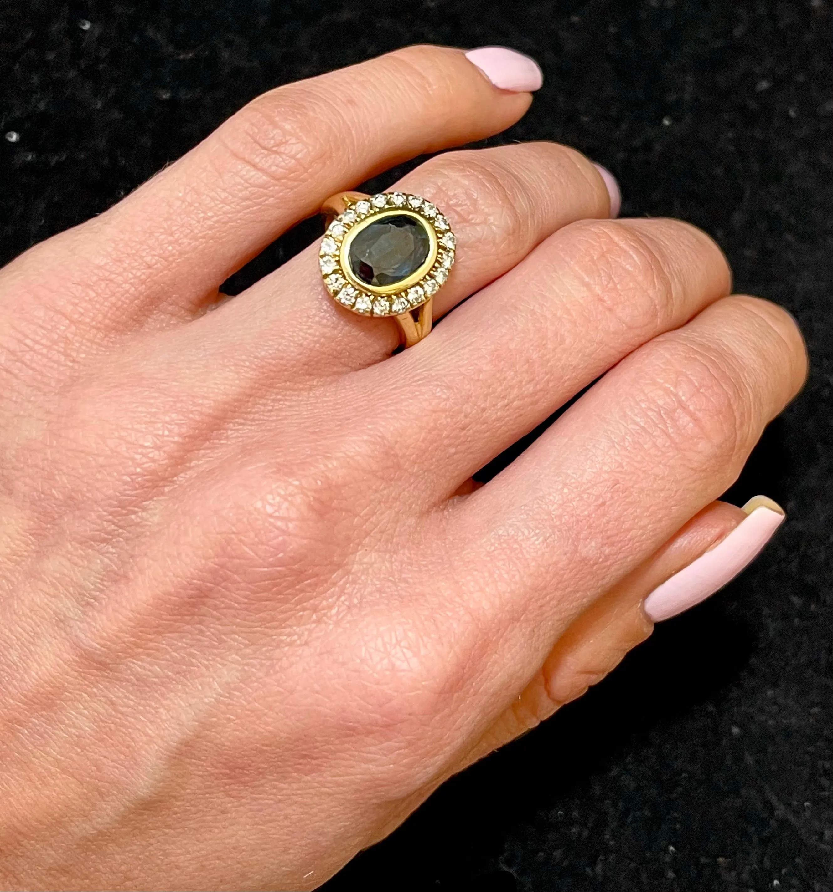 1920 Beautiful Designer Sapphire & Diamond Ring in 18K Yellow Gold - $30K APR Value w/CoA}