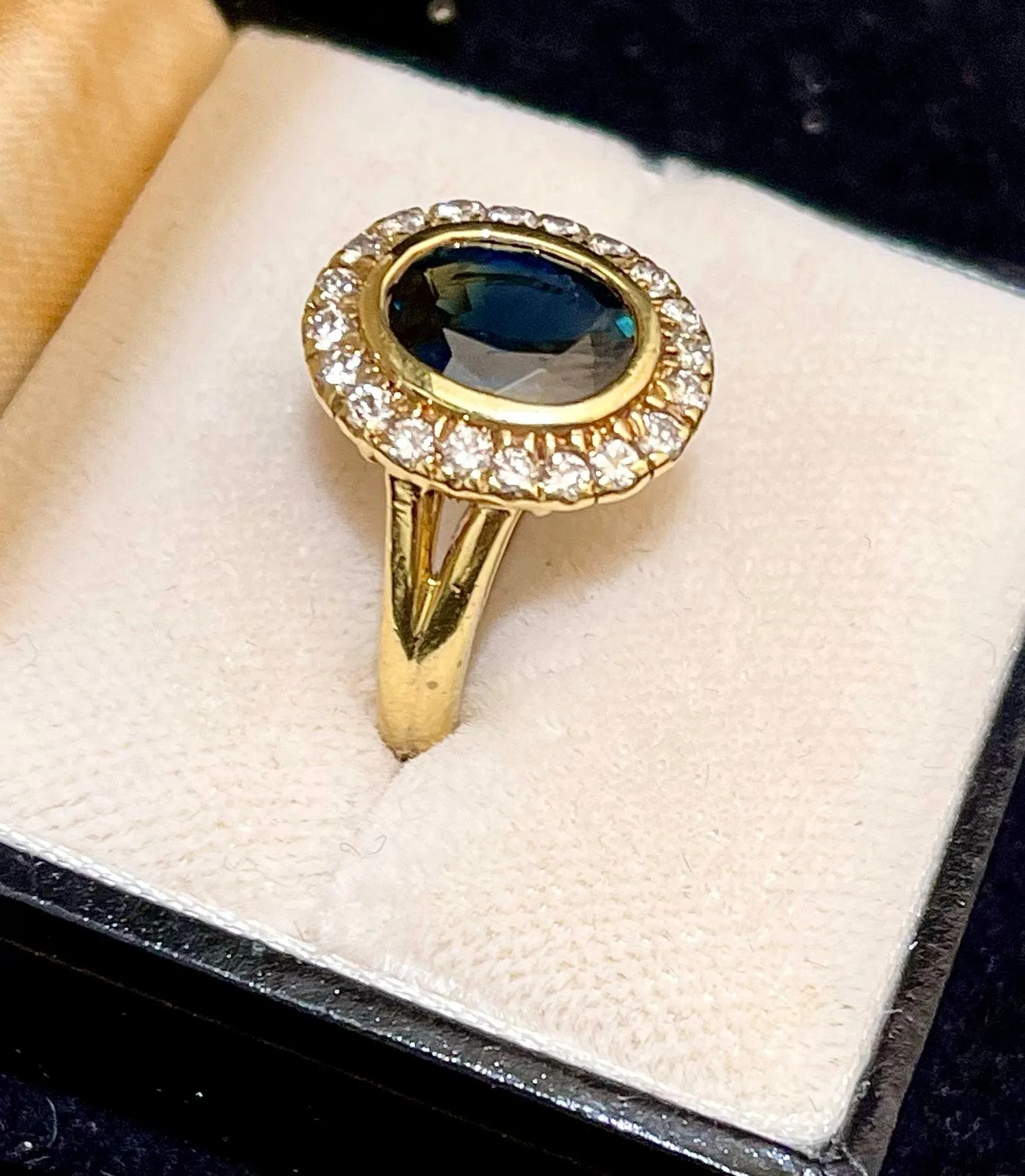 1920 Beautiful Designer Sapphire & Diamond Ring in 18K Yellow Gold - $30K APR Value w/CoA}