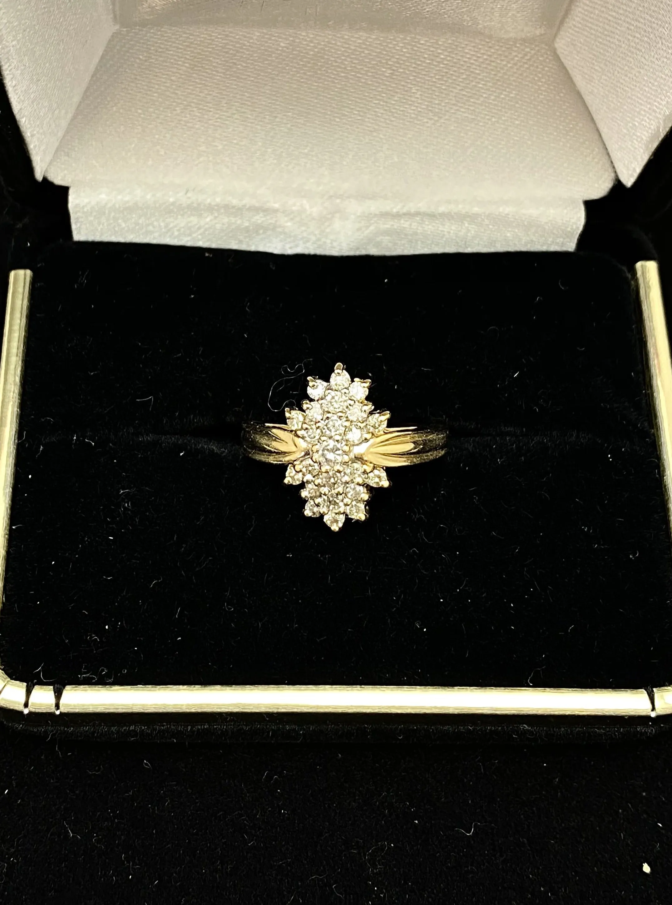 1940's Antique Design SYG w 23 Diamonds Lady's Ring - $4K Appraisal Value w/CoA}
