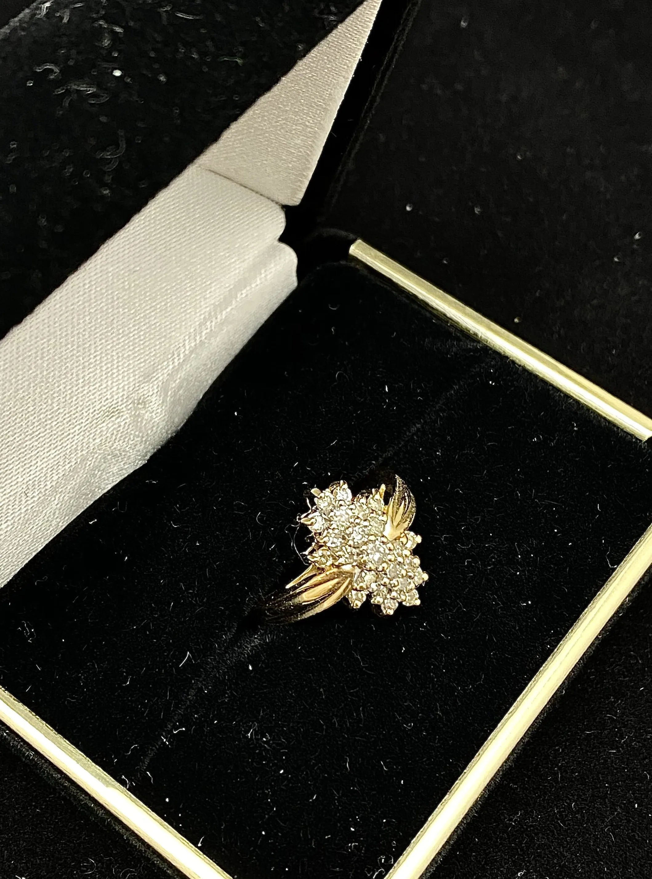 1940's Antique Design SYG w 23 Diamonds Lady's Ring - $4K Appraisal Value w/CoA}