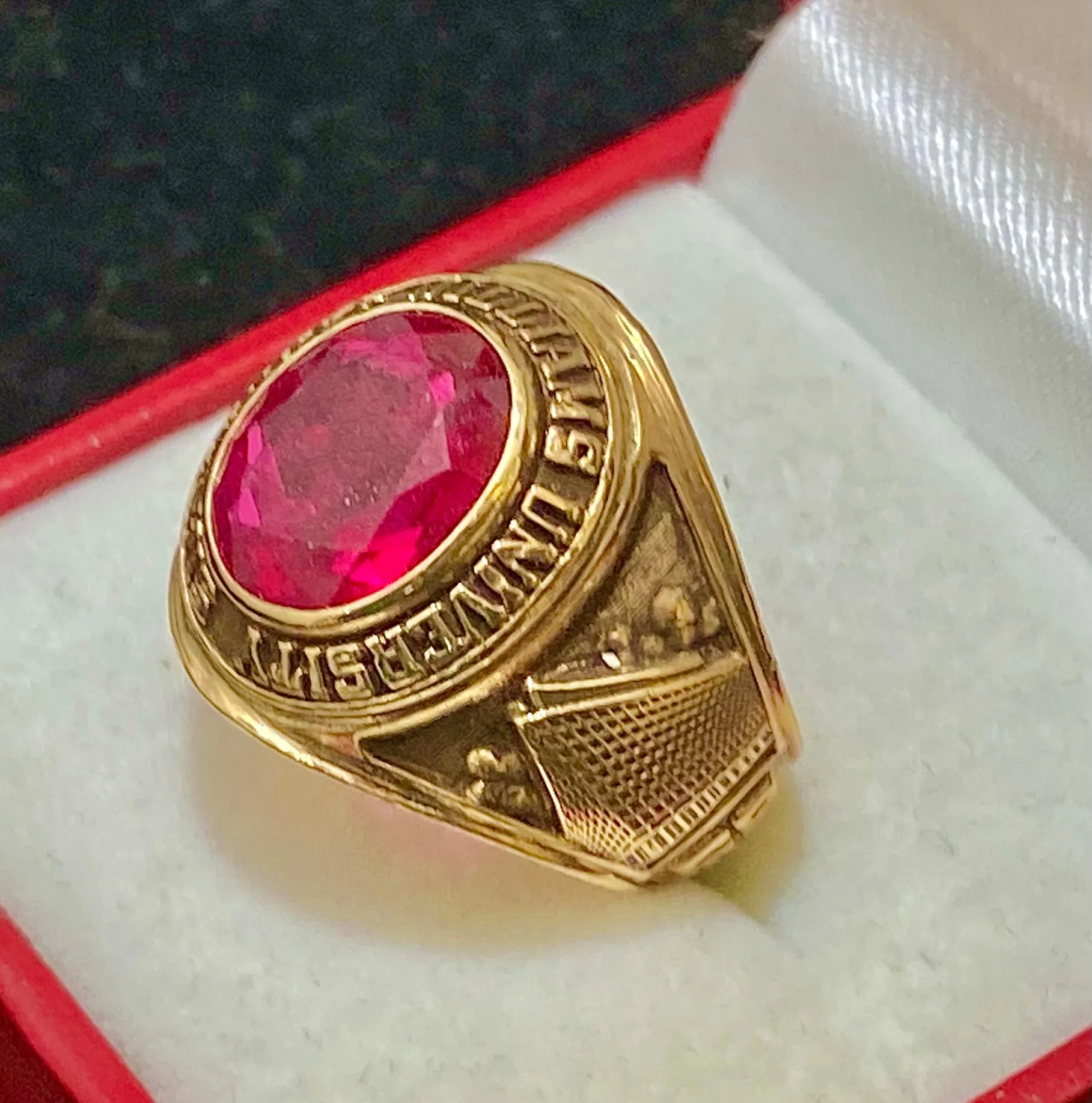 1968 Sir George Williams University Class Ring in Solid Yellow Gold - $6K Appraisal Value w/CoA}