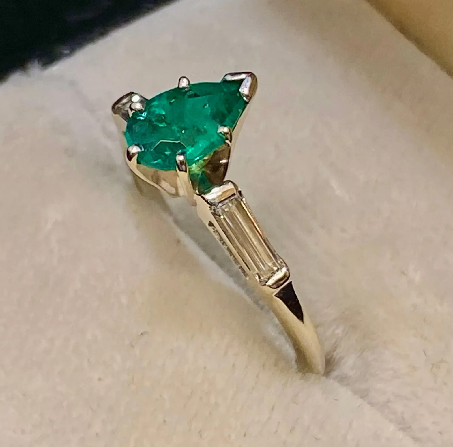 Beautiful Designer Solid White Gold Emerald & Diamond Ring - $15K Appraisal Value w/CoA}