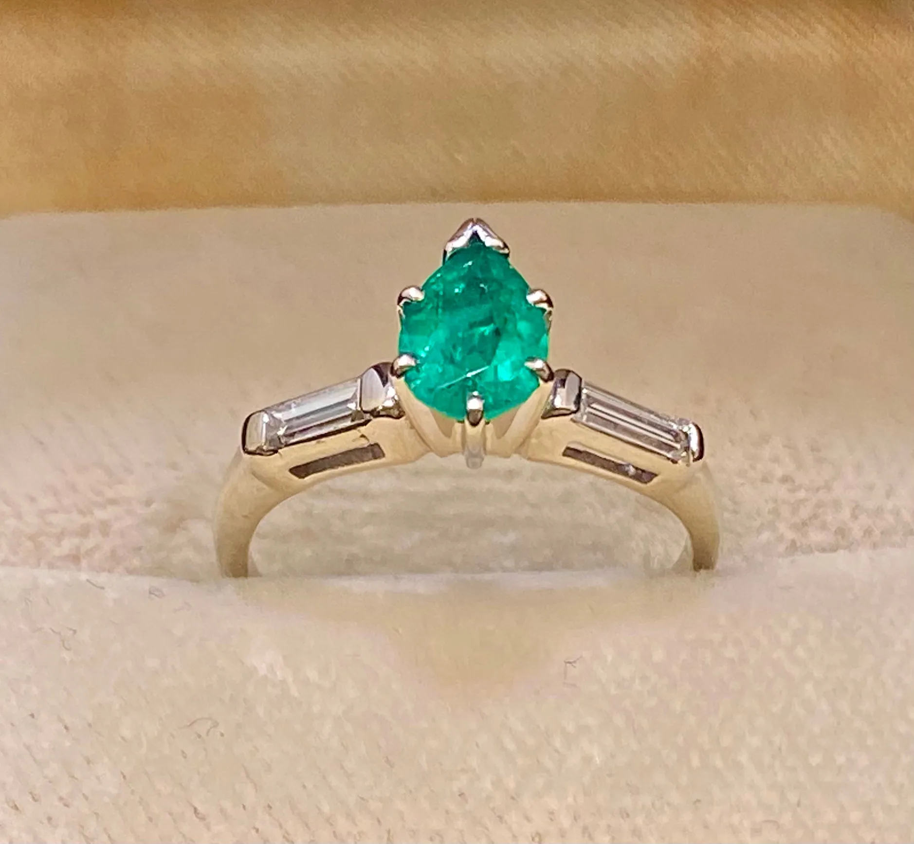 Beautiful Designer Solid White Gold Emerald & Diamond Ring - $15K Appraisal Value w/CoA}