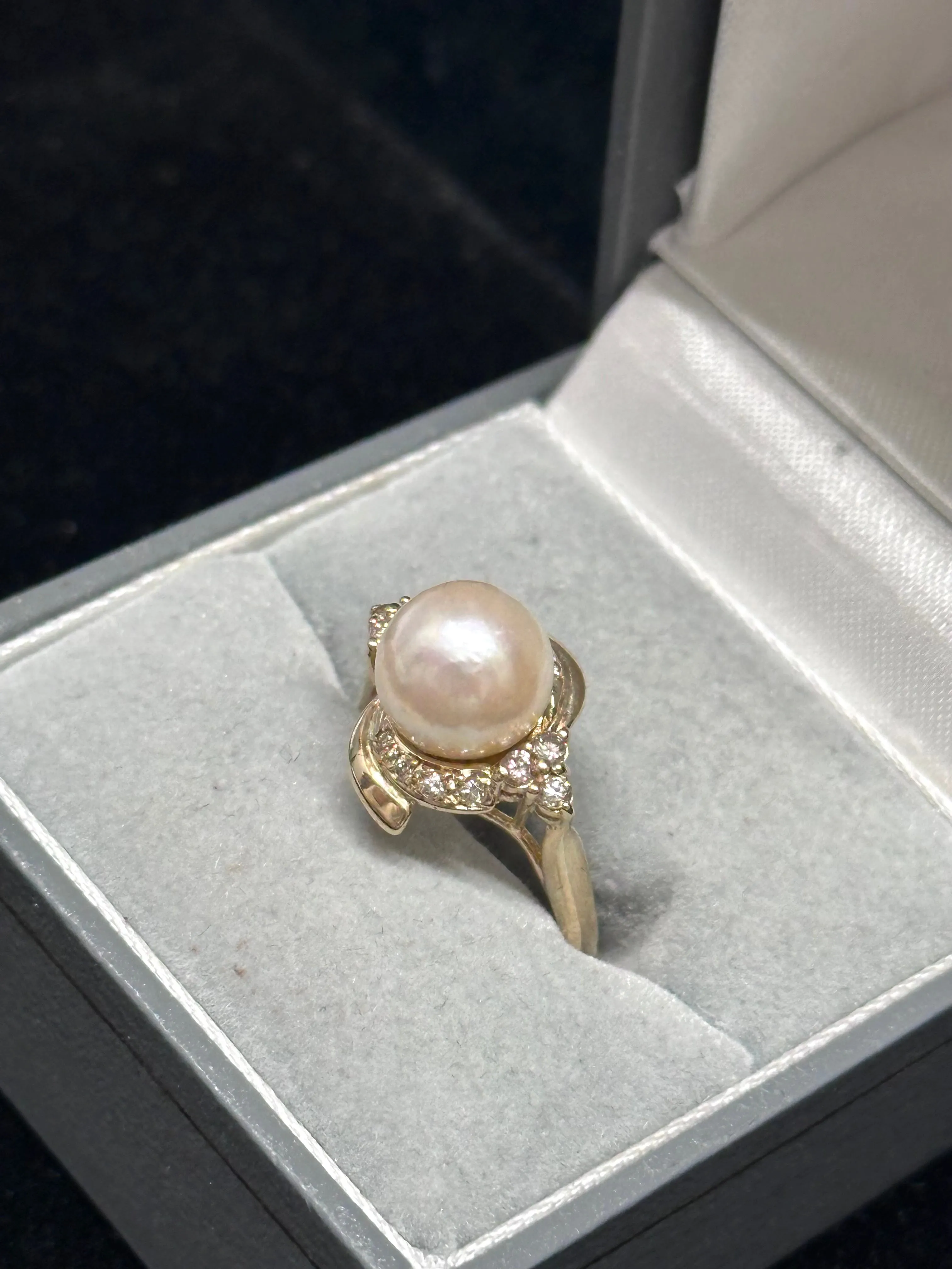BEAUTIFUL LADIES  DIAMOND & PEARL YELLOW GOLD SETTING RING- $8k  APR w/ CoA!!!!!