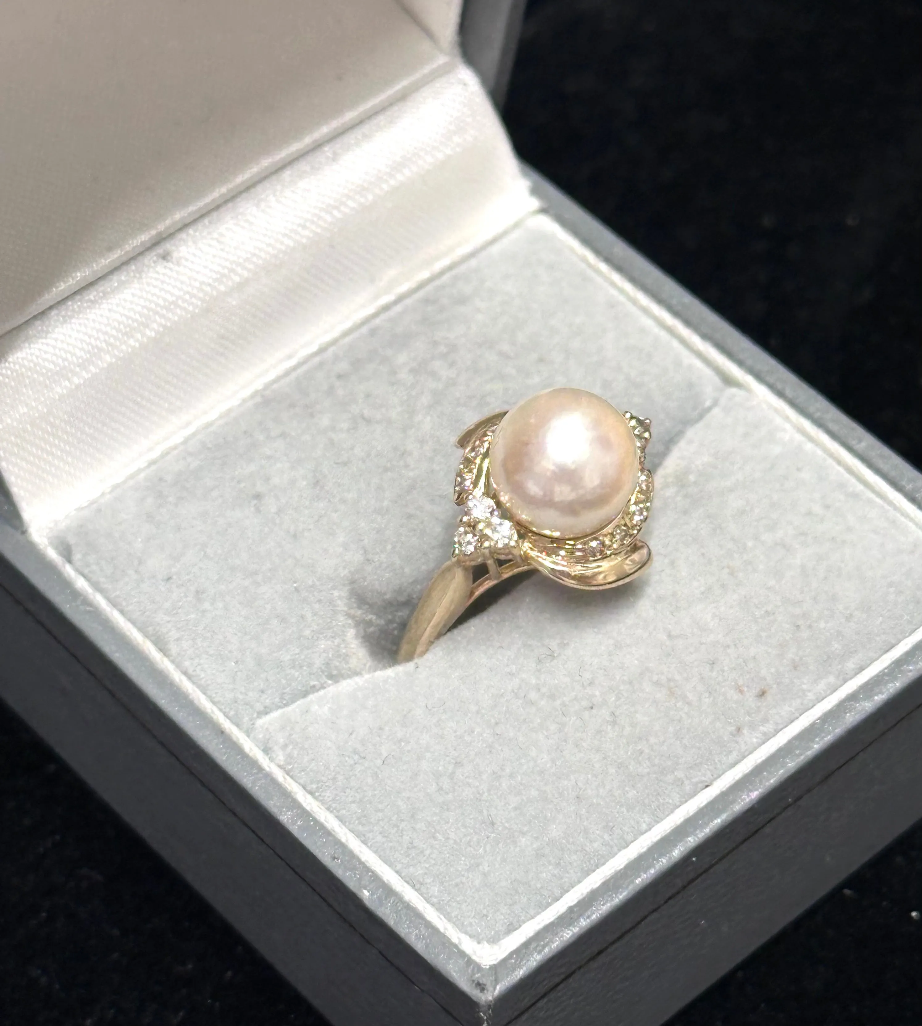BEAUTIFUL LADIES  DIAMOND & PEARL YELLOW GOLD SETTING RING- $8k  APR w/ CoA!!!!!