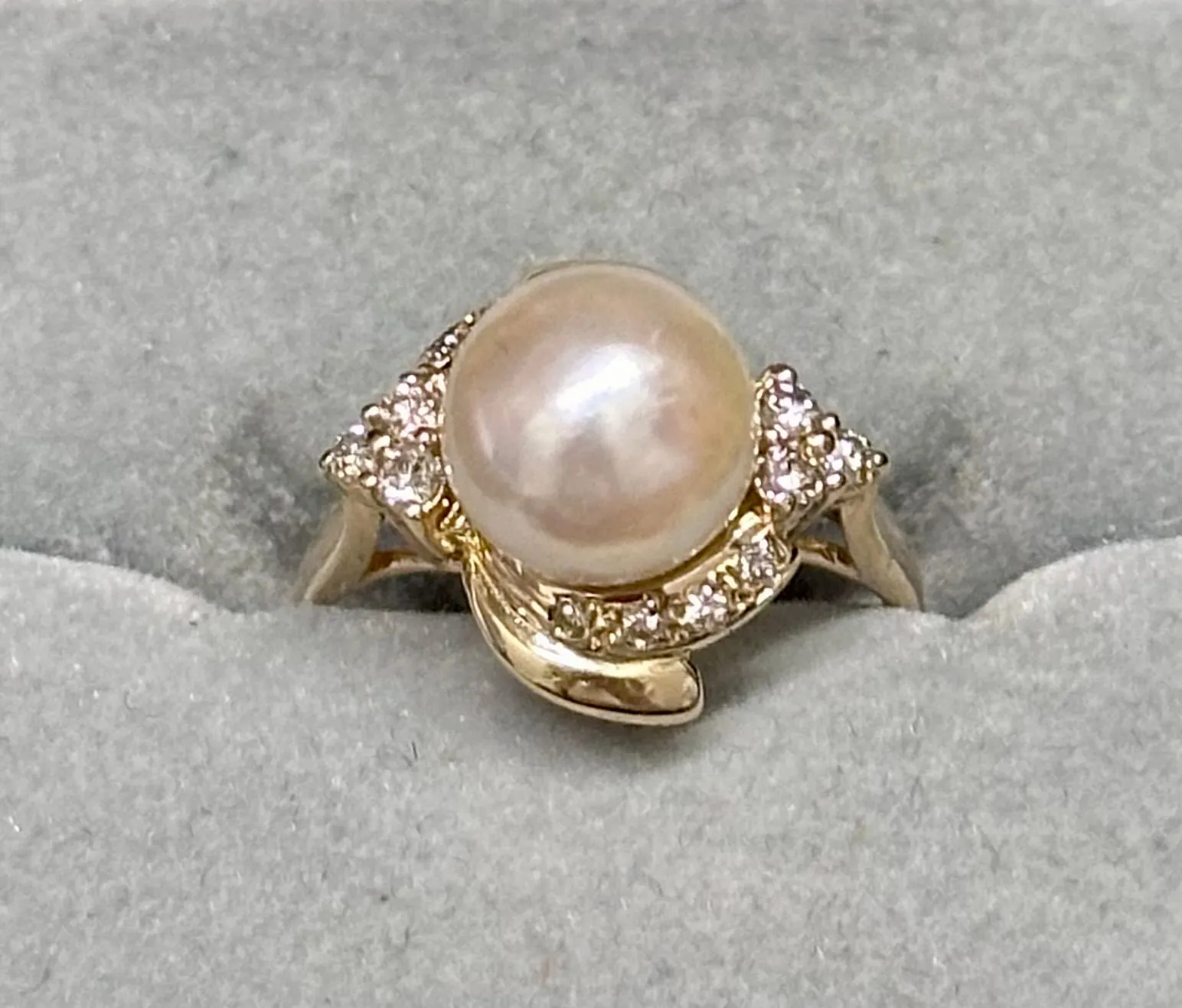 BEAUTIFUL LADIES  DIAMOND & PEARL YELLOW GOLD SETTING RING- $8k  APR w/ CoA!!!!!