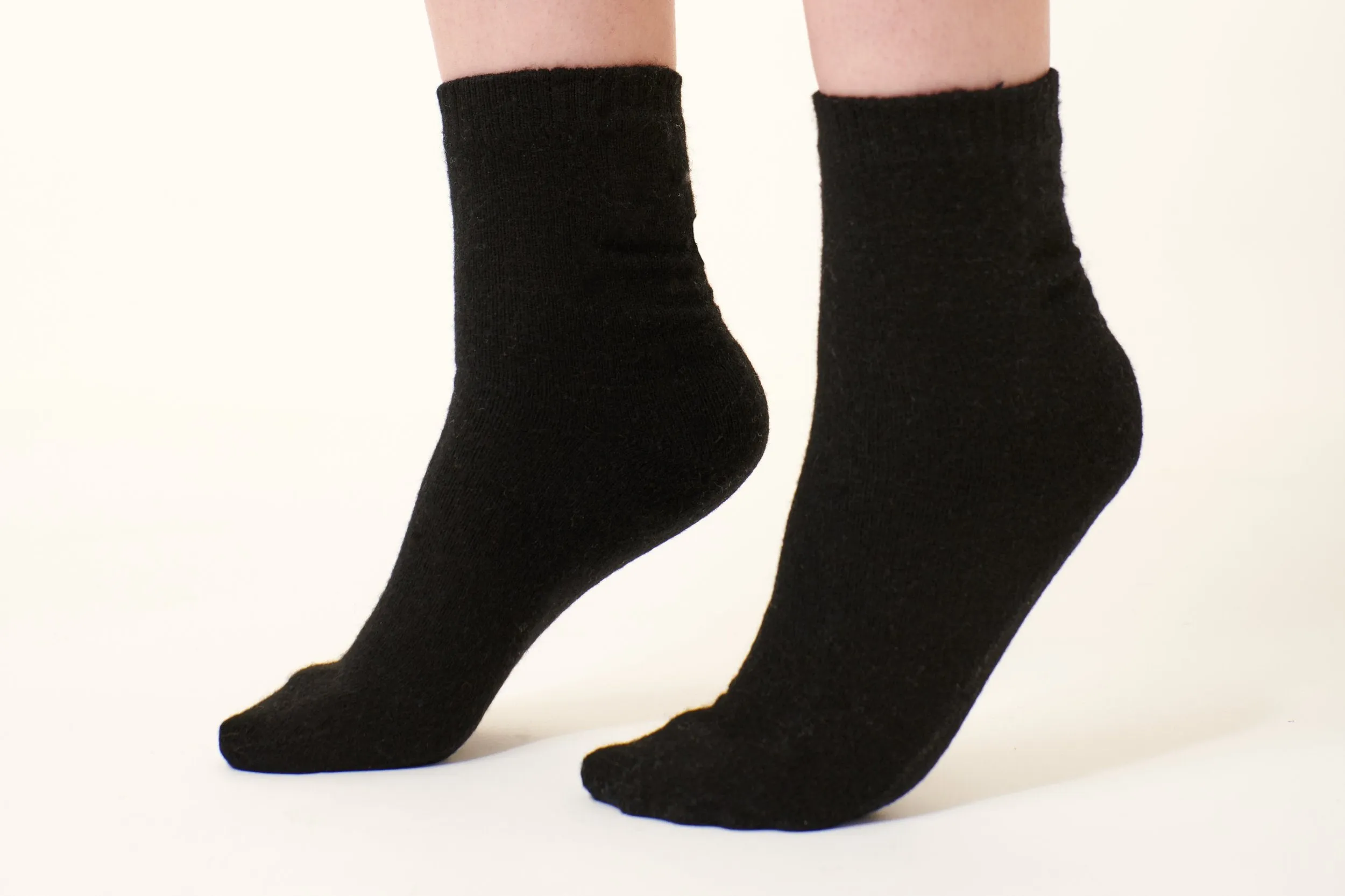 Crush Cashmere, Sustainable Cashmere crew socks in black